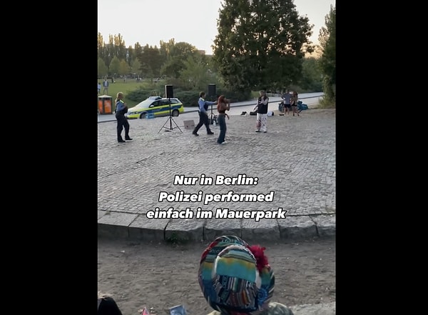 Berlin'de bir polis sokakta müzik yapan iki gencin yanına, onları uyaracak gibi yaklaşınca müzisyenler panik yaptı.