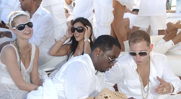 Diddy'nin kötü şöhretli 'Beyaz partilerine' katıldığı iddia edilenler arasında Leonardo DiCaprio, Jay-Z, Beyoncé, Ashton Kutcher, Paris Hilton, Howard Stern, Kim Kardashian, Russell Brand, Mariah Carey, Jennifer Lopez, Russell Simmons, Usher ve Megan Fox, Kelly Osbourne gibi Hollywood'un ünlü isimleri yer alıyor.