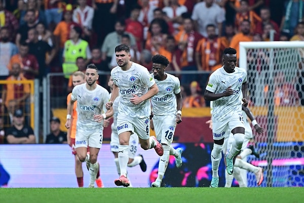 Galatasaray, 3-0 öne geçtiği maçta skoru koruyamadı ve sahadan 3-3'lük beraberlikle ayrıldı. Eleştirilerin hedefinde Okan Buruk ve skoru koruyamayan futbolcular vardı.