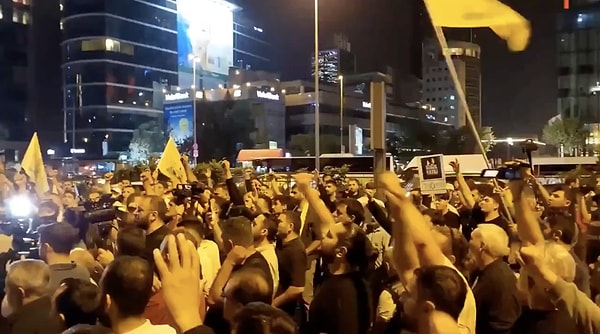 İstanbul'da bir grup, Hasan Nasrallah'ın öldürülmesi üzerine protesto gösterisi düzenledi.