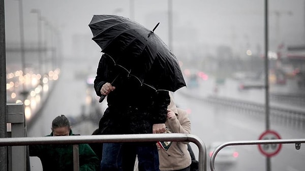 İstanbul'da bugün sağanak ve gök gürültülü sağanak yağış bekleniyor. Yağışların akşam saatleri itibarıyla Trakya kesimlerinde başlayacağı gece saatlerinde ise İstanbul'da etkili olacağı bildirildi.