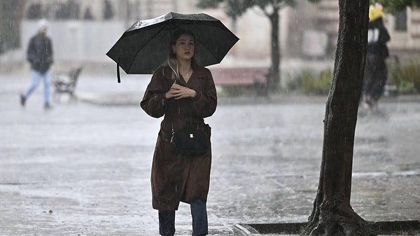 İstanbul’da hava sıcaklığının 21 dereceye kadar düşmesinin beklendiği belirtilen valilik açıklamasında, yağışlı havanın Perşembe'ye kadar süreceği ifade edildi.