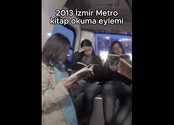 İzmir Metrosu'nda kitap okuyan gençlerin o anları "Böyle dertlerimiz mi varmış?" dedirtti.