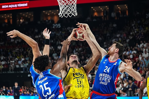 Büyük bir çekişmeye sahne olan maçta dört periyotta da iki takım birbirine yakın skorlarla oynadı. 1. ve 3. periyotu Anadolu Efes 24-20 ve 25-14 kazandı.