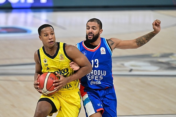 Fenerbahçe ise 2.periyotu 23-15, 4.periyotu 25-19 kazandı. Ancak toplam skorda Anadolu Efes'in üstünlüğü vardı.