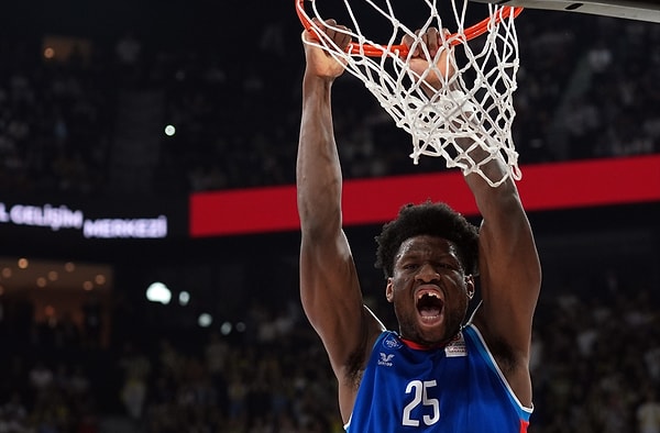 37. Erkekler Cumhurbaşkanlığı Kupası'nı Fenerbahçe Beko'yu 83-82 yenen Anadolu Efes kazandı.