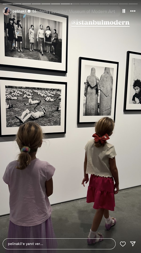 Pelin Akil, ikizlerini İstanbul Modern'e götürdü.