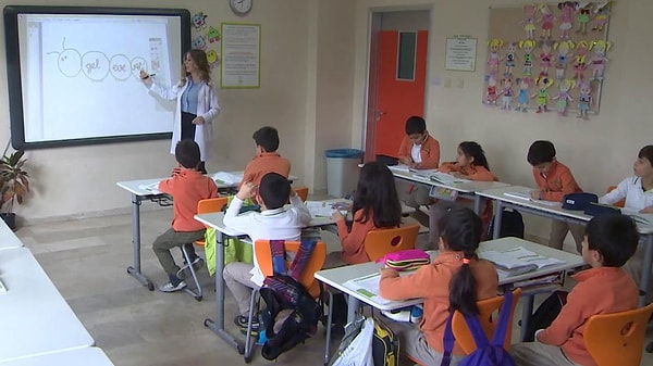 Kulüplerde günde iki saatten az, altı saaten çok ders verilmesi yasak. Saat ücreti “ders saati ücretinin altıda birinden az, dörtte birinden fazla” olamıyor.