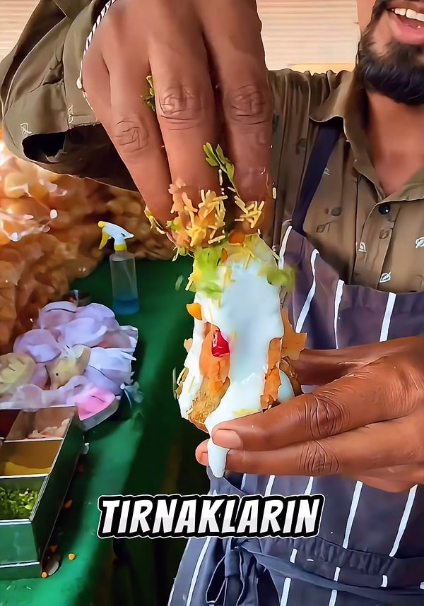 Biliyorsunuz ki söz konusu Hindistan olunca ne lezzet ne de hijyen aranıyor. Panipuri de midelerin sınırlarını zorlayan yiyeceklerden.