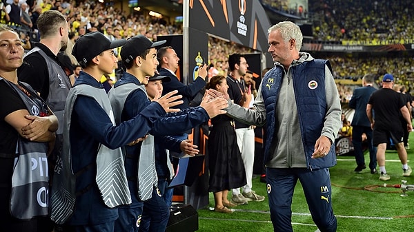 Portekiz'den A Bola ise Portekizli çalıştırıcının hareketi için "Mourinho olağandışı davranışları nedeniyle yeniden ilgi odağı oldu" dedi.