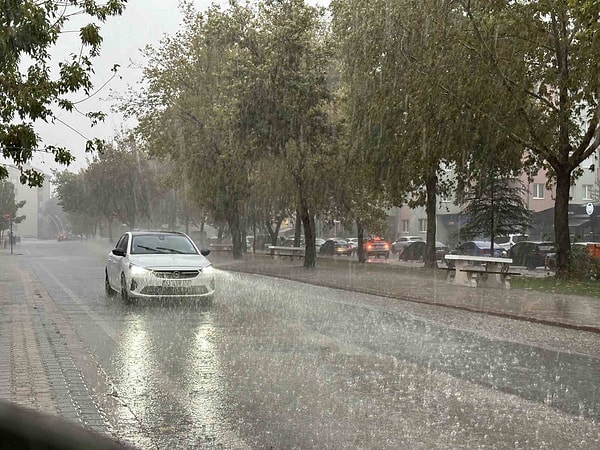 Meteorolojinin uyarılarının ardından beklenen sağanak yağış geldi. Gece itibarıyla etkili olan yağışlar sabah da etkisini sürdürdü.