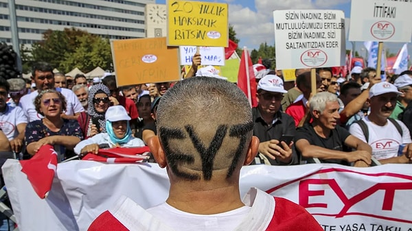 AK Parti hükümeti geçen yılın mart ayında baskılara dayanamayarak Emeklilikte Yaşa Takılanlar (EYT) ile ilgili düzenlemeyi Meclis'ten geçirmişti.