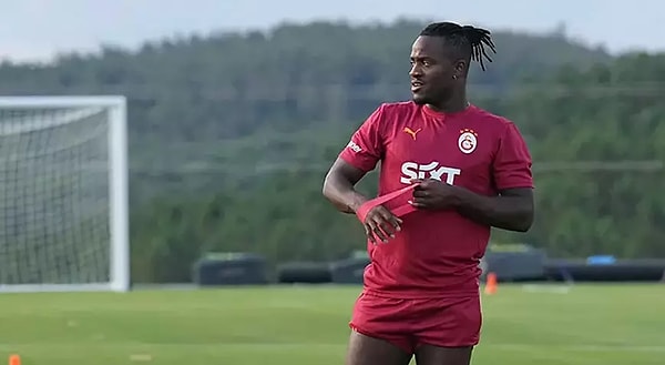 "Barış Alper Yılmaz ve Michy Batshuayi, Okan Buruk'tan intikam alıyor." diyen Ulueren, Batshuayi'nin ne yaparsa yapsın Osimhen ve Icardi'nin önüne geçemeyeceğini kabullendiğini söyledi.