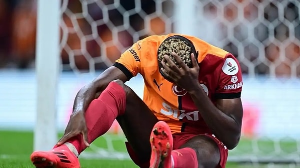 Son çekilen MR'da ise herhangi bir probleme rastlanmadığı ve yıldız golcünün durumunun iyi olduğu öğrenildi. Sabah'ın haberine göre Osimhen'in, 3 Ekim Perşembe günü oynanacak Rigas Skola maçında tedbir amaçlı dinlendirilmesi bekleniyor.