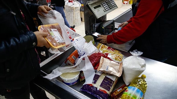 Vatandaşlar her markete gittiğinde fiyatı değişen ürünlerle ve inanamayacakları bir tutarla karşılaşıyor. Öyle ki son yıllarda market çalışanlarının da sık sık fiyat etiketi değiştirme mesaisine kaldığı bir gerçek.