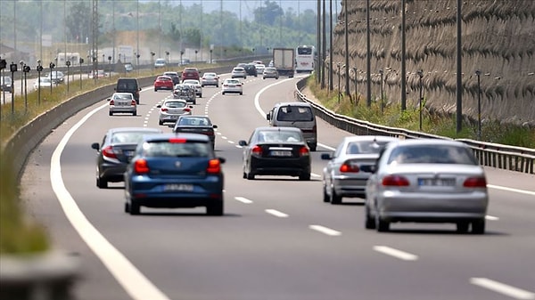 Trafiğe çıkan milyonlarca sürücü için büyük bir öneme sahip olan trafik sigortası, sigorta şirketlerini ciddi zararlara sokuyor. 2023 yılını 13 milyar lira zararla kapatan şirketler, 2024 için de bu zararın 20 milyar lirayı aşacağına dair bir öngörüde bulunuyor.