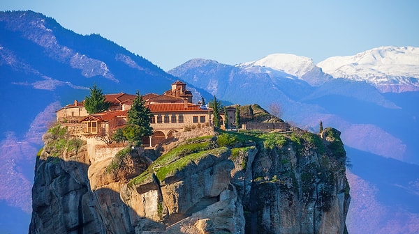 Keşişler, manastırları inşa etmek için başlangıçta halat ve ahşap merdivenler kullanarak kayaların zirvesine ulaştılar. Bu zor erişim, hem manastırları dış tehditlerden koruyor hem de keşişlerin izole yaşamlarına katkı sağlıyordu.