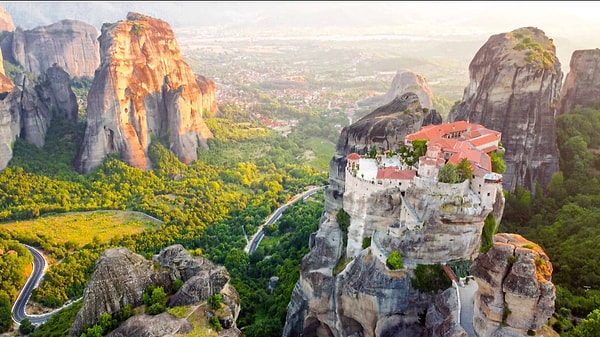 1988 yılında UNESCO Dünya Mirası Listesi’ne eklenen Meteora Manastırları, Yunanistan’ın dini ve kültürel mirasının korunması açısından büyük bir öneme sahiptir.