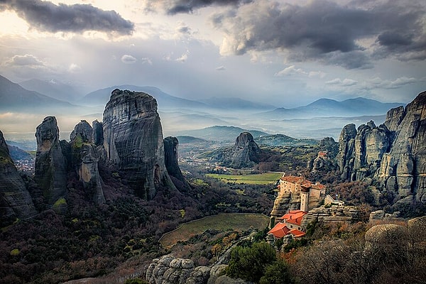 Meteora Manastırları, tarihin derinliklerinden günümüze ulaşan, doğanın ve insanın müthiş uyumunu sergileyen bir hazine. Bu eşsiz yapılar, sadece mimari değil, aynı zamanda manevi bir yolculuğun da simgesi. Yüksek kayalıkların zirvesindeki manastırlar, geçmişin izlerini taşırken, günümüzde de ruhsal bir sığınak sunmaya devam ediyor.