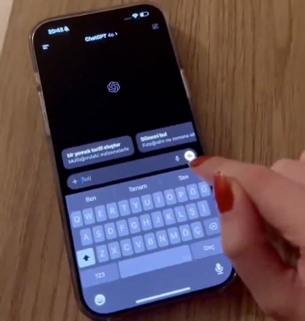 ChatGPT’yi köylü şivesinden feminen ses tonuna, Rus aksanından Karadeniz şivesine kadar farklı tarzlarda konuşturan üretici, izleyicilere keyifli anlar yaşattı.