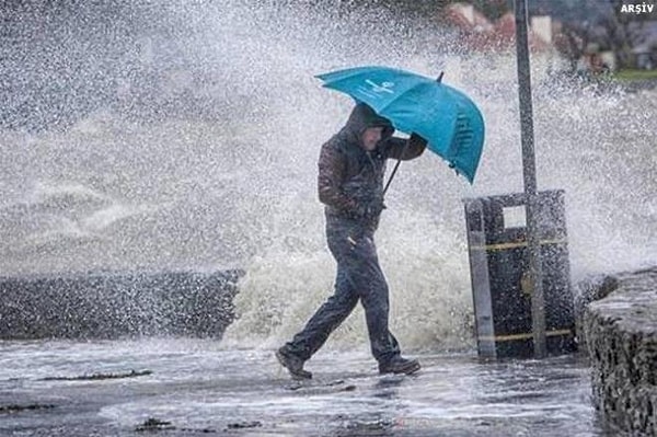 Bartın Valiliği tarafından yapılan açıklamada ise, okulların 1 gün tatil olduğu belirtildi. Açıklamada, "Meteorolojik verilere göre ilimiz genelindeki olumsuz hava şartları göz önüne alınarak 01.10.2024 Salı günü il genelinde özel ve resmi tüm eğitim kurumlarımızda eğitim-öğretime 1 gün süreyle ara verilmiştir. Kamu kurum ve kuruluşlarında çalışan engelli ve hamile personel de 01.10.2024 tarihinde 1 gün süreyle idari izinli sayılacaktır" denildi.