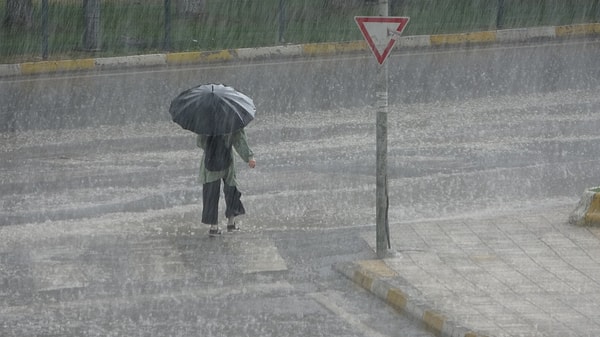 Bartın'da beklenen sağanak akşam saatlerinden başladı. Yağış zaman zaman şiddetini arttırırken, yollarda su birikintileri oluştu. Vatandaşlar, ellerindeki şemsiyelerine rağmen kapalı alanlara doğru koştu. Yağış nedeniyle belediye görevlileri ve güvenlik güçleri alarma geçti. Gece ve gündüz belirli aralıklarla Bartın Irmağı kontrol edilerek, su seviyesi hakkında ilgili birimlere bilgi veriliyor.