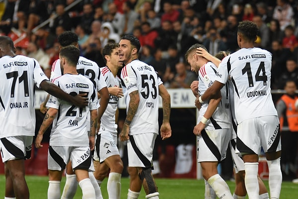 Avrupa Ligi'ndeki ilk maçında Ajax'a 4-0 mağlup olan Beşiktaş'ın lige nasıl döneceği merakla bekleniyordu.