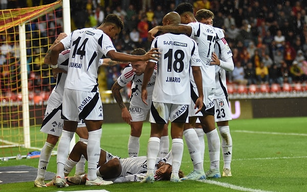 Siyah-beyazlılar, namağlup unvanını Kayserispor karşısında da kaybetmedi. van Bronckhorst ve öğrencileri, zorlu deplasmandan 3-0 galip ayrıldı.