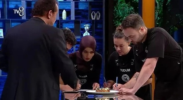 11. MasterChef Türkiye'de şef Mehmet Yalçınkaya'nın yarışmacıyı ekmek yüzünden azarlaması gündem oldu. İzleyiciler bin 500 liraya sattığı simit tabağını hatırlatarak tepki gösterdi.