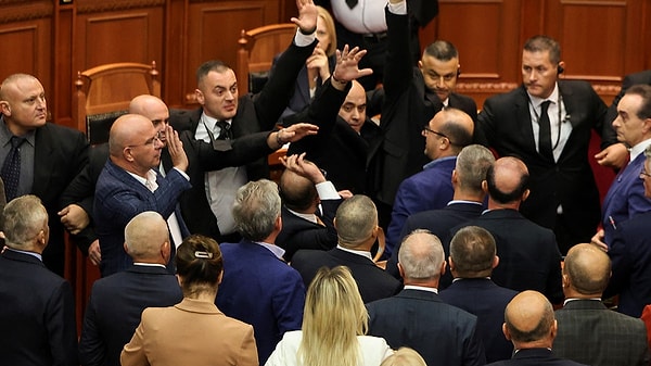 Genel kurul salonunda yapılan oturum esnasında ana muhalefet partisi Arnavutluk Demokratik Partisi (PD) milletvekillerinin, PD Milletvekili Ervin Salianji'nin hapis cezası almasına tepki göstererek kürsüye çıkışlarını engelledi. Böylelikle tartışmanın şiddeti de arttı.