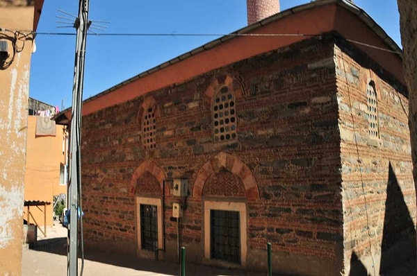 Şeyh Konevi Cami, Konyalı Hacı Sinan tarafından yaptırıldığı için Konyalı anlamına gelen “Konevi” adını aldı. Caminin ön kısmında yer alan kitabede, inşa tarihinin 1537 olduğu belirtilir.