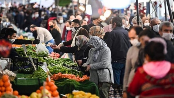 Perakende fiyatlarda yıllık bazda artış yüzde 59,18 olurken toptan fiyatlardaki oran yüzde 47,89 olarak kaydedildi.