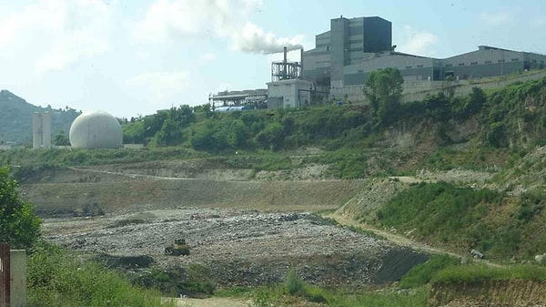 Trabzon Araklı'da halk, katı atık entegre ve bertaraf tesisinin yaydığı kötü kokuya tepki gösterdi. Çöp araçlarının dün akşam tesise geçişini engellemek isteyen yöre halkını ikna etmek için belediye başkanı bölgeye geldi.