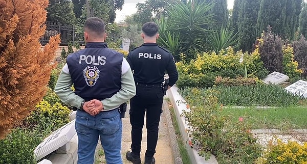 Polis ekiplerinin açılmasına karar verilen Cem Garipoğlu’nun kabrinin bulunduğu Karacaahmet Mezarlığı’nda güvenliği sağlamak amacıyla nöbet tuttuğu görüldü.