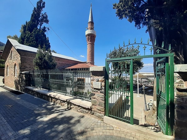 Molla Fenari Cami 15. yüzyılın başlarında Molla Fenari tarafından yaptırıldı. 15. yüzyılın başlarında yaptırdığı cami, dikdörtgen planlıdır ve büyük ölçüde yenilendi.