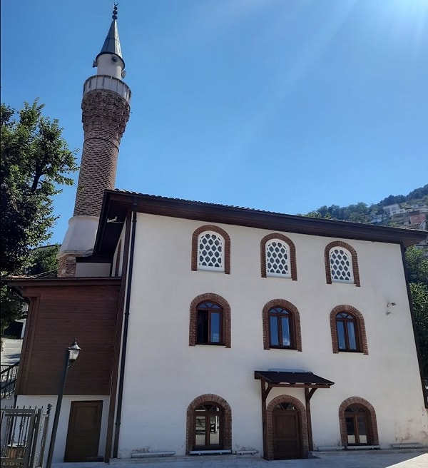 Üç Kuzular Cami'nin kim tarafından yaptırıldığı kesin olarak bilinmemektedir. Ancak, caminin karşısında, 15. yüzyılda Buhara’dan Bursa’ya gelen Safiyyüddin Efendi, Açıkbaş Mehmed Efendi ve Ali Efendi isimli üç kardeşin mezarlarının bulunması nedeniyle, caminin bu üç kişi tarafından inşa edildiği rivayet edilir. Bu sebeple camiye "Üç Kuzular" adı verildi.