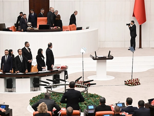 Bazı Cumhuriyet Halk Partili vekiller ise karara tepki olarak kuliste kaldı. CHP lideri Özgür Özel, Erdoğan'ı ayakta karşılamalarıyla ilgili yaptığı açıklamada, "Biz Meclis'in başını, açmakla görevli kişiyi makama saygısızlık yapmadan karşıladık. Bunda şaşırılacak bir şey yok" ifadelerini kullandı.