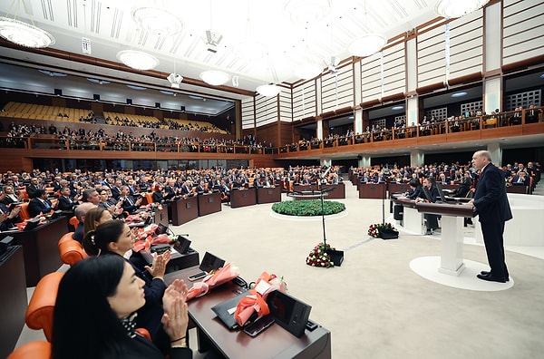 DEM Partililer ise ayağa kalkmadı. Açılış töreninde bir diğer dikkat çeken görüntü ise MHP Genel Başkanı Devlet Bahçeli'nin DEM Parti sıraları ile tokalaşması oldu.