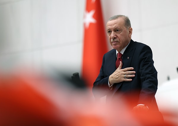 Türkiye Büyük Millet Meclisi'nde yeni yasama yılı dikkat çeken bir görüntü ile başladı. CHP'liler beş yıl sonra ilk defa Erdoğan'ı ayakta karşıladı. Karar  TBMM yeni yasama yılı açılışı öncesi CHP'li milletvekillerine iletilmişti.