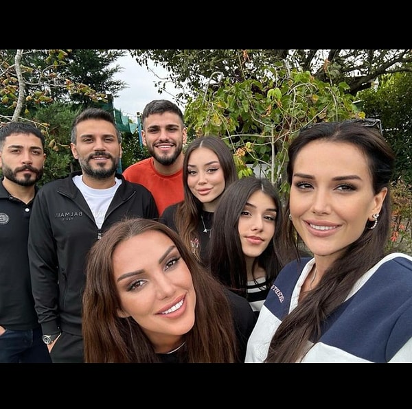 Yeni bir Instagram hesabı daha açan Dilan Polat ve kız kardeşi Sıla Doğu ortak bir aile pozu paylaştı. Küs olmadıklarını kanıtlamak isteseler de inandırıcı bulunmayan eltilerin filtreli pozu da bu halleri de yaka silktirdi.