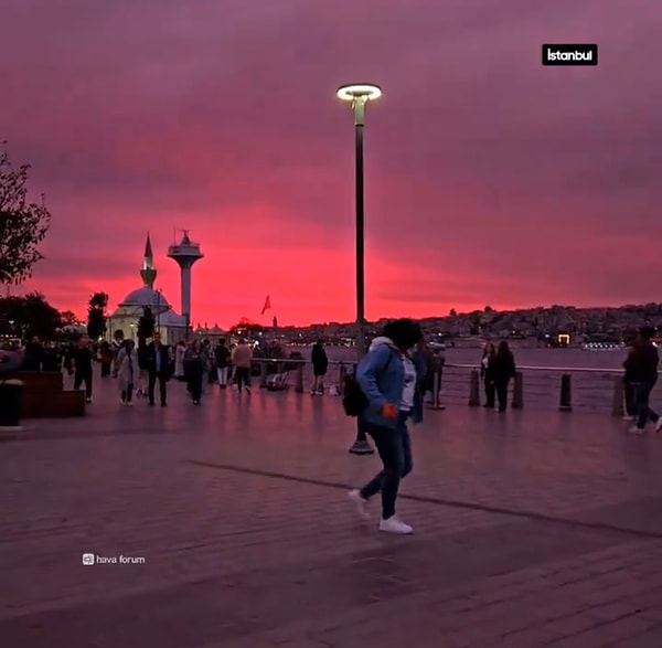 Gün batımıyla birlikte gökyüzü pembenin tonlarına büründü.