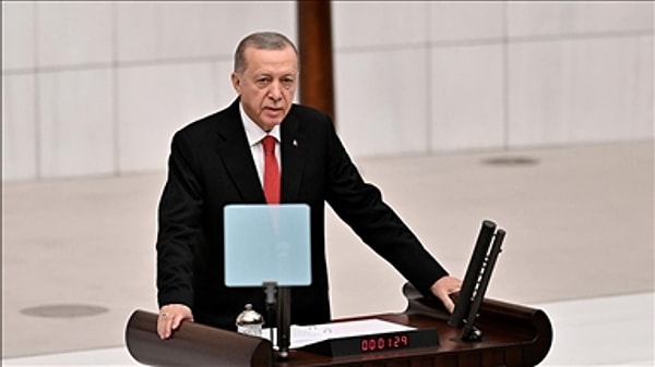 Cumhurbaşkanı Recep Tayyip Erdoğan’ın konuşma için salona geldiği sırada CHP Genel Başkanı ve milletvekillerinin ayağa kalkması çok konuşuldu.