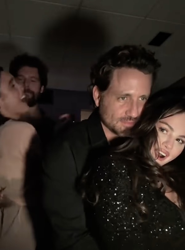 Rol arkadaşı Edgar Ramirez ile samimi bir şekilde dans ederken video çeken Selena Gomez o görüntülerin ortaya çıkmasıyla birlikte eleştirilerin kurbanı oldu.