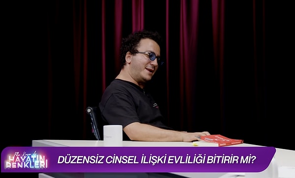 Erbaş'ın bu sözleri sonrasında "Ya da keyifsiz seks diyelim" diyerek söze giren Oytun'a cevap da gecikmedi. Ünlü isim "O da başka bir partner. Bizim elimizde doğru düzgün bir tane partner varsa bulur o yolunu... Su akar yolunu bulur. Biyolojik olarak olur gider o..." dedi.