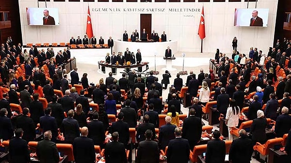 TBMM’de yeni yasama yılı dün Cumhurbaşkanı Erdoğan’ın katılımıyla başladı. CHP’li milletvekillerinin birçoğu 5 yıl aradan sonra Erdoğan’ı ayakta karşıladı.