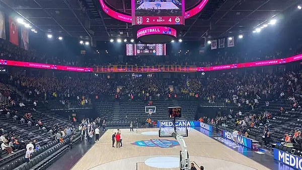 Fenerbahçe Opet ile Beşiktaş arasında oynanan Kadınlar FIBA Süper Kupa mücadelesinin başlama saatiyle birlikte tribünlerde olay çıktı.