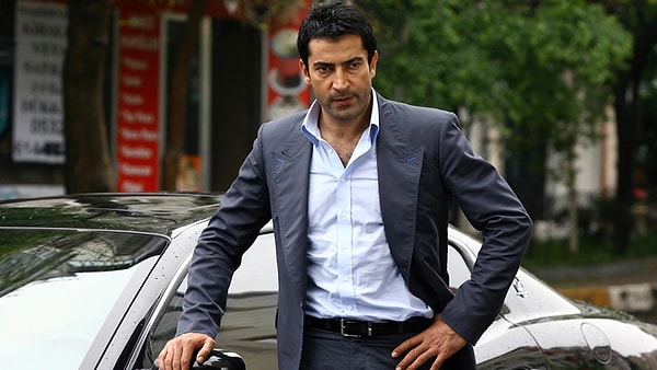 Acı Hayat, Alacakaranlık, Deli Yürek, Karadayı... Ama hiçbiri Ezel gibi değil! Ünlü oyuncu Kenan İmirzalıoğlu hayat verdiği birçok karakter arasından en çok Ömer (Ezel)'le anılıyor.