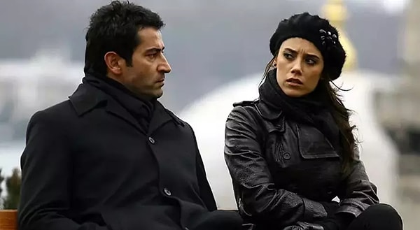 Dizinin başrolü olmasına ve tekrar tekrar izlemesine rağmen İmirzalıoğlu, "Hala bazı sahnelerde ağlıyorum." diye konuştu.