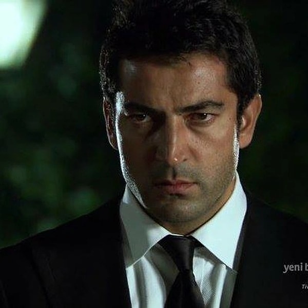 8. Yıllar geçse de unutulmayan Ezel dizisinin başrol oyuncusu Kenan İmirzalıoğlu, Kafa TV'nin yeni programı Fenomen'e katıldı. Ezel ile ilgili uzun zaman sonra ilk kez konuşan İmirzalıoğlu'ndan itiraf geldi.