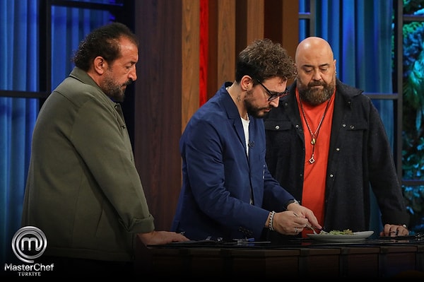 MasterChef'teki dokunulmazlık oyunu büyük bir heyecana sahne oldu. Danilo, Mehmet ve Somer Şefler, yarışmacılardan geleneksel Türk mutfağının eşsiz lezzetlerinden biri olan 'Ali Nazik' hazırlamalarını istedi.